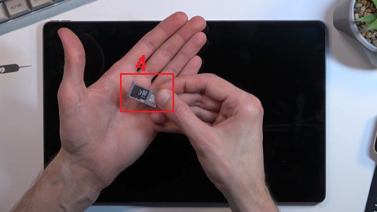 Hướng dẫn cách lắp SIM vào máy tính bảng Lenovo bước 3