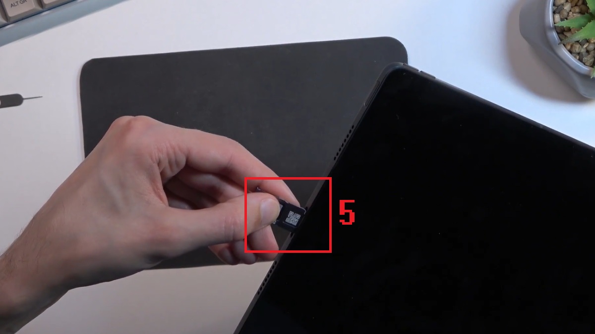 Hướng dẫn cách lắp SIM vào máy tính bảng Lenovo bước 4