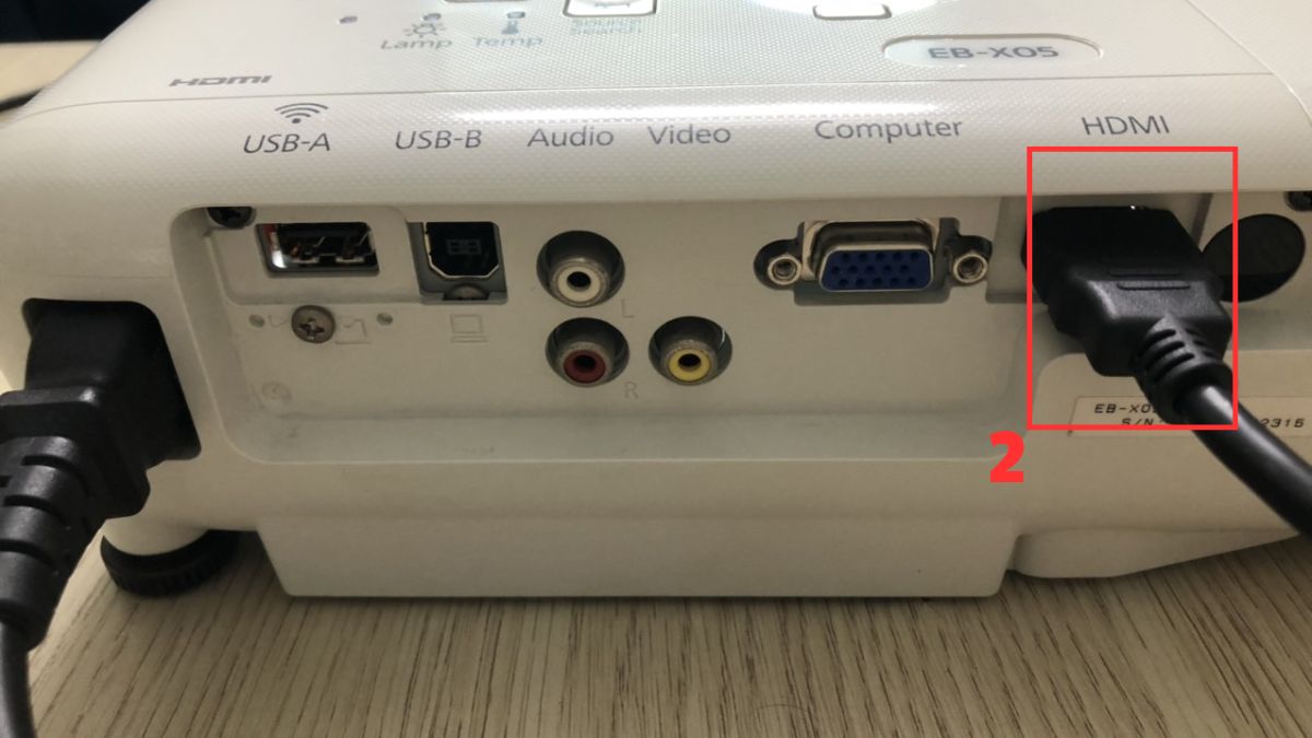 Cách mở máy chiếu của Epson