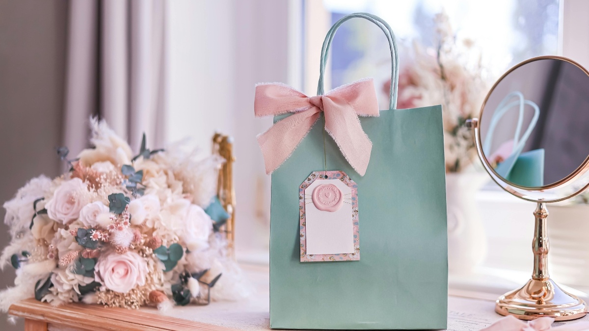 Cách tặng quà cho người yêu ở xa, hâm nóng tình cảm khi yêu xa