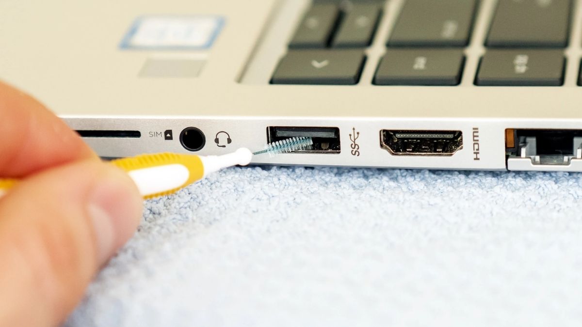 Sửa lỗi cắm loa vào laptop không nghe được: Vệ sinh cổng âm thanh