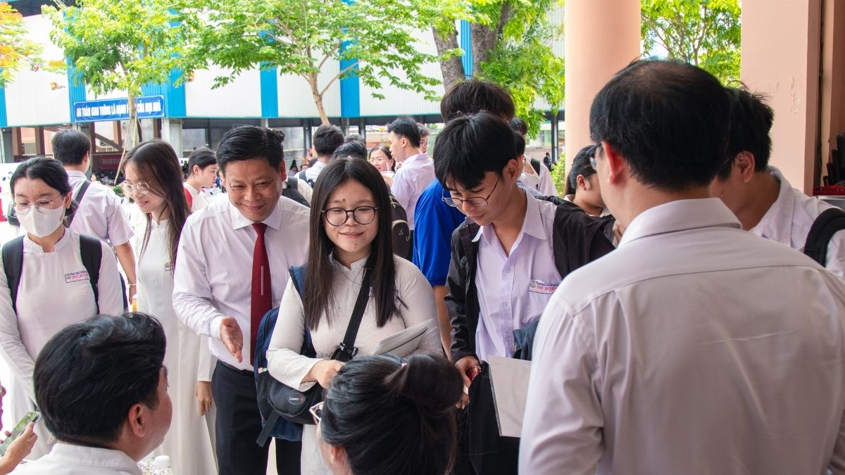 So sánh điểm chuẩn Trường Đại học Kiến trúc TP HCM 2025 và 2024