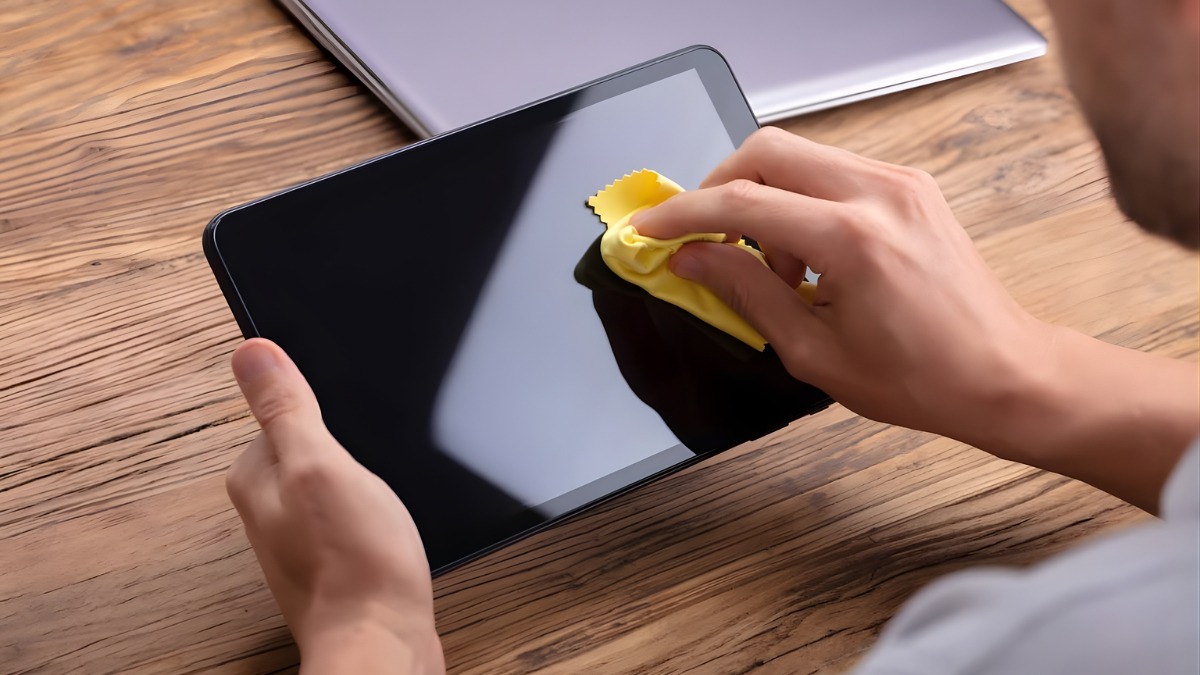 Cách khắc phục iPad bị loạn cảm ứng: Vệ sinh màn hình