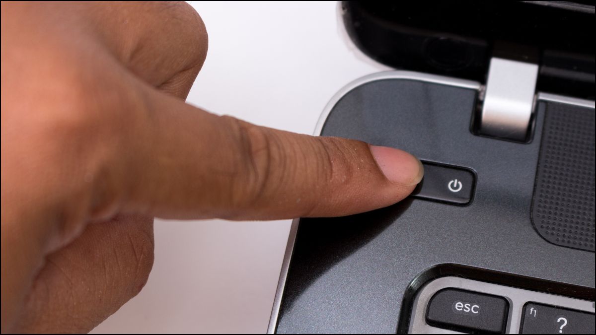 Sửa laptop Asus bị sập nguồn bật không lên: Xá điện bước 2