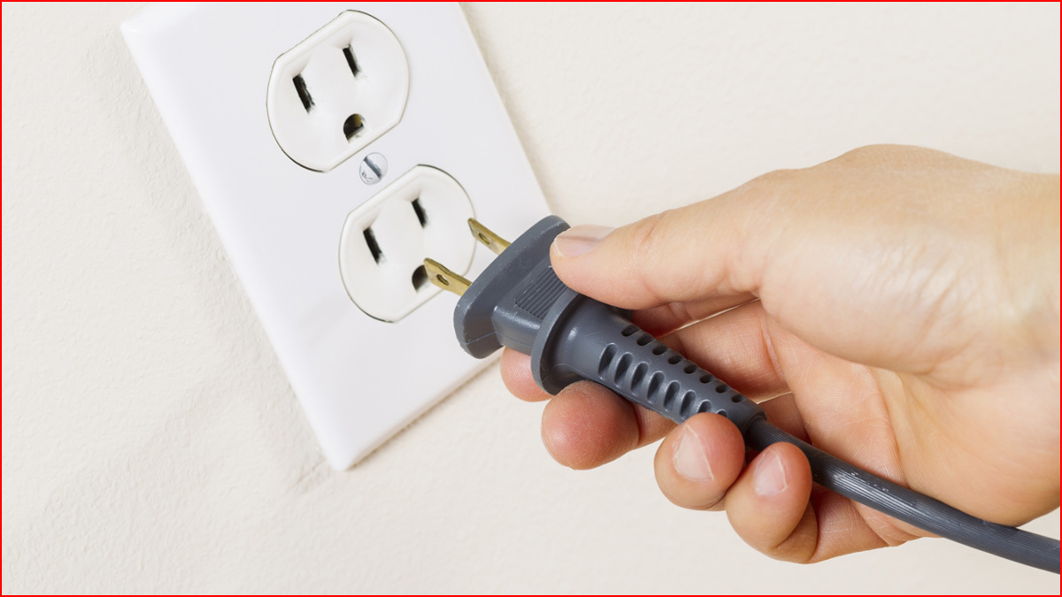 Nguyên nhân laptop bị giật điện: Ổ cắm, dây nguồn có vấn đề