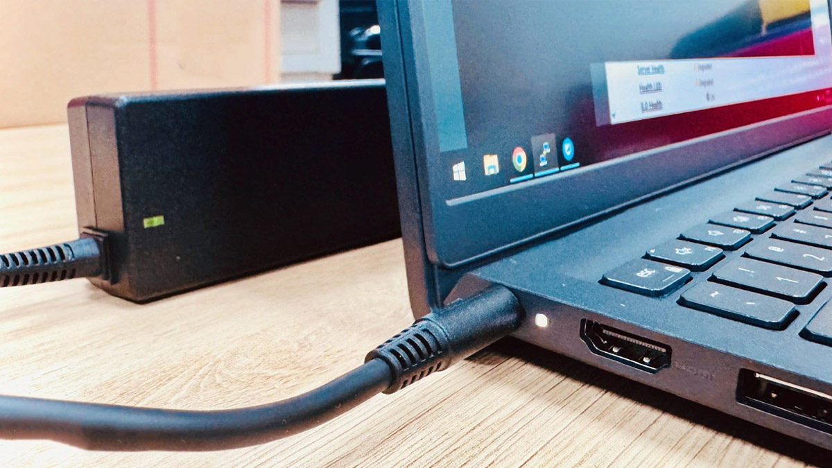 Nguyên nhân laptop bị giật điện: dây sạc hỏng