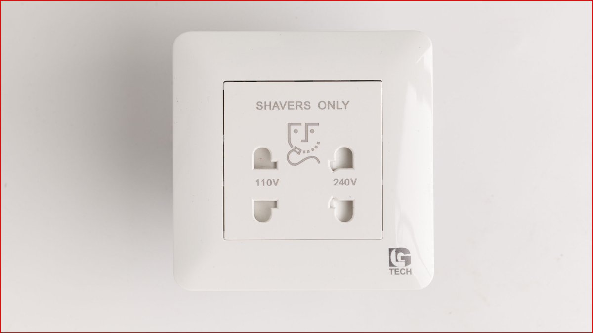 Cách xử lý khi laptop bị giật điện: Dùng đầu cắm 3 chấu