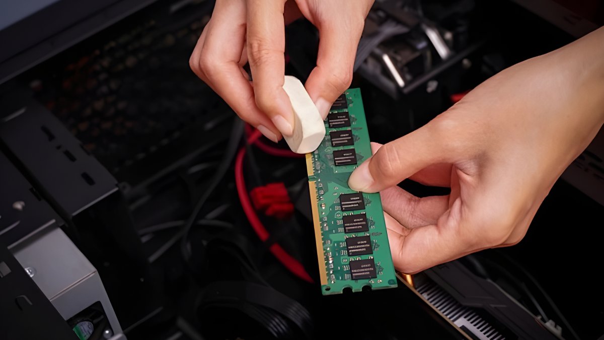 Khắc phục laptop không lên màn hình quạt vẫn chạy: Vệ sinh RAM