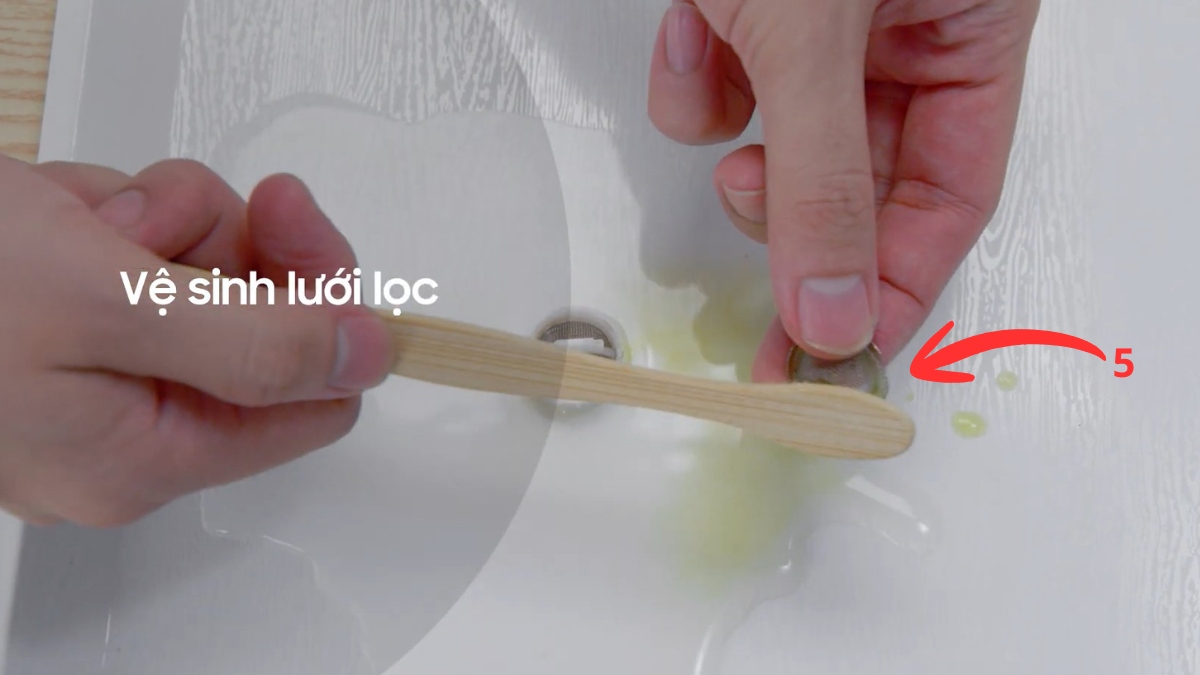khắc phục lỗi 4E máy giặt Samsung: Vệ sinh lưới lọc van cấp nước bước 3