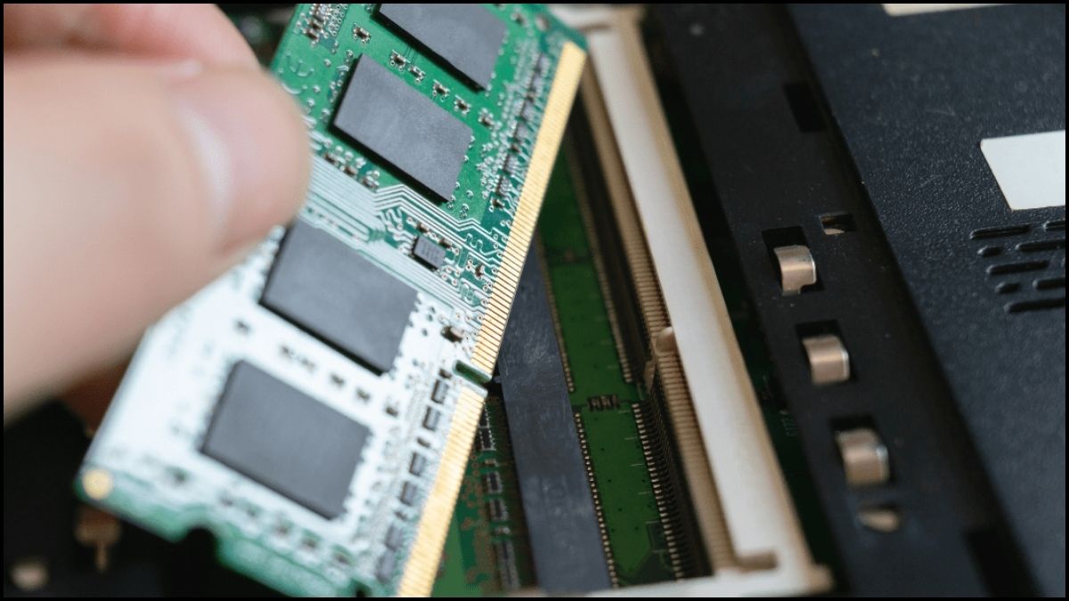 Khắc phục lỗi màn hình đen Win 10: Kiểm tra cáp màn hình, RAM, ổ cứng