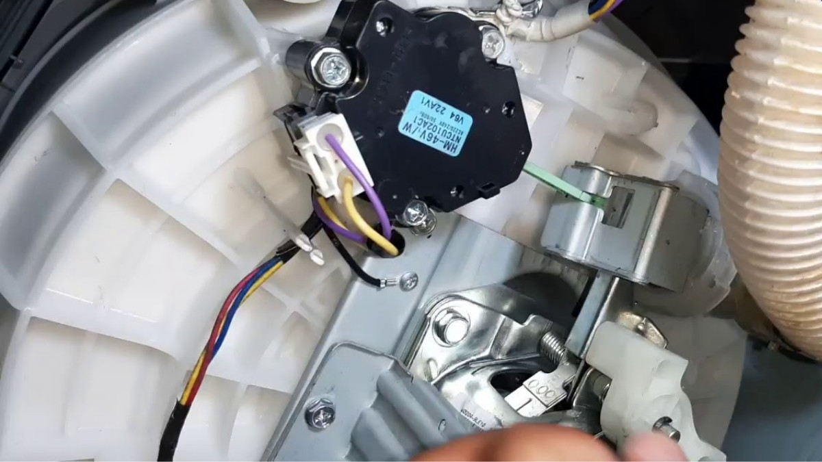 Khắc phục mã lỗi máy giặt Panasonic U11: Kiểm tra mô tơ kéo xả