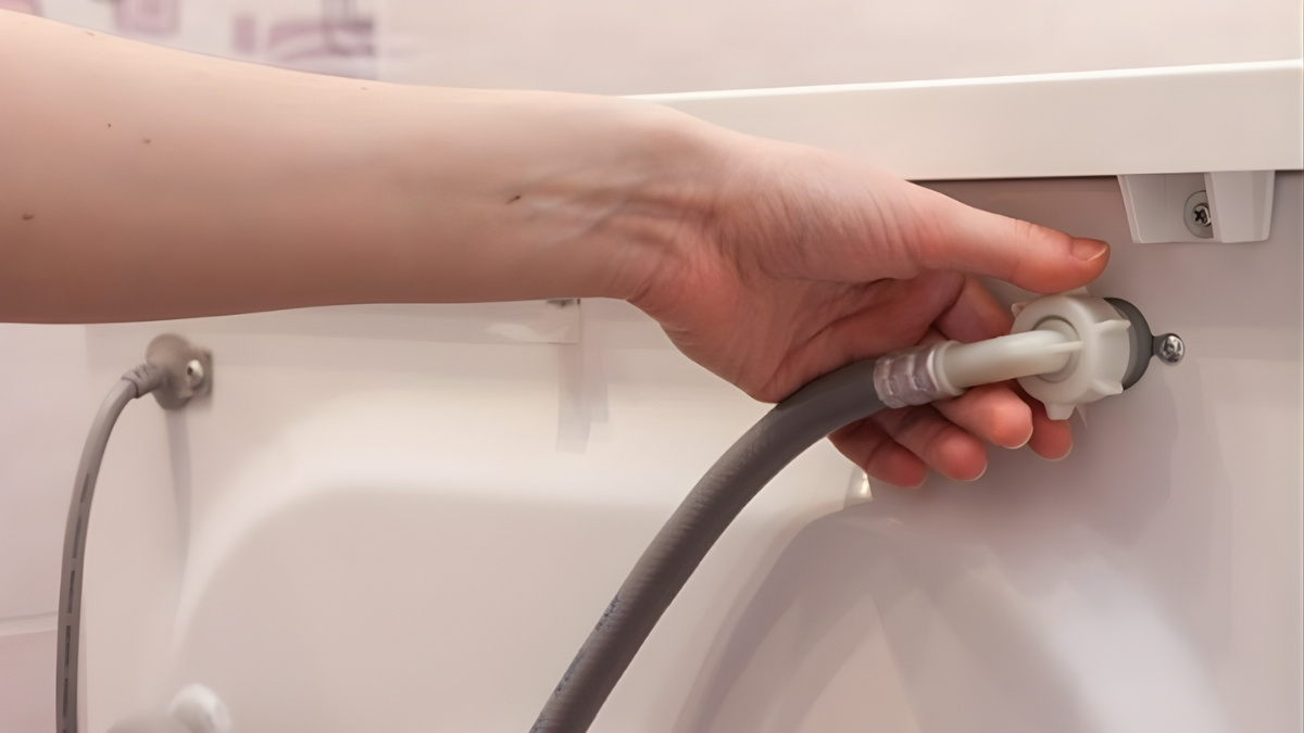 Khắc phục mã lỗi máy giặt Panasonic U11: vệ sinh ống xả nước