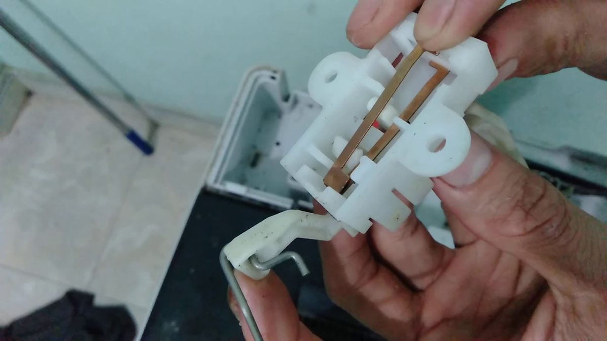 Công tắc cửa hư hỏng có thể gây ra mã lỗi máy giặt Panasonic U12 