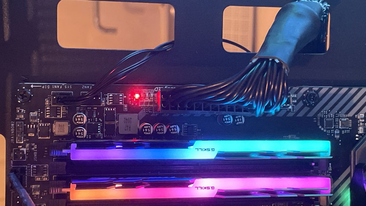 Main báo đèn đỏ CPU là tín hiệu cảnh báo từ bo mạch chủ 