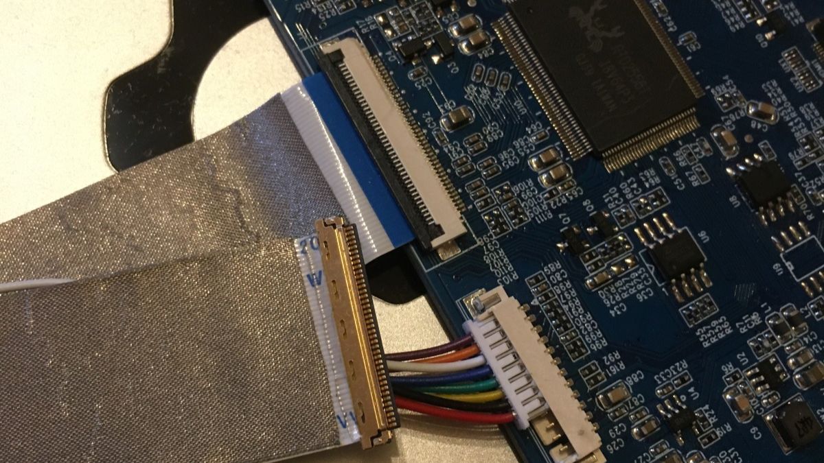 Sửa Laptop bị sọc màn hình do lỗi dây cáp bước 2