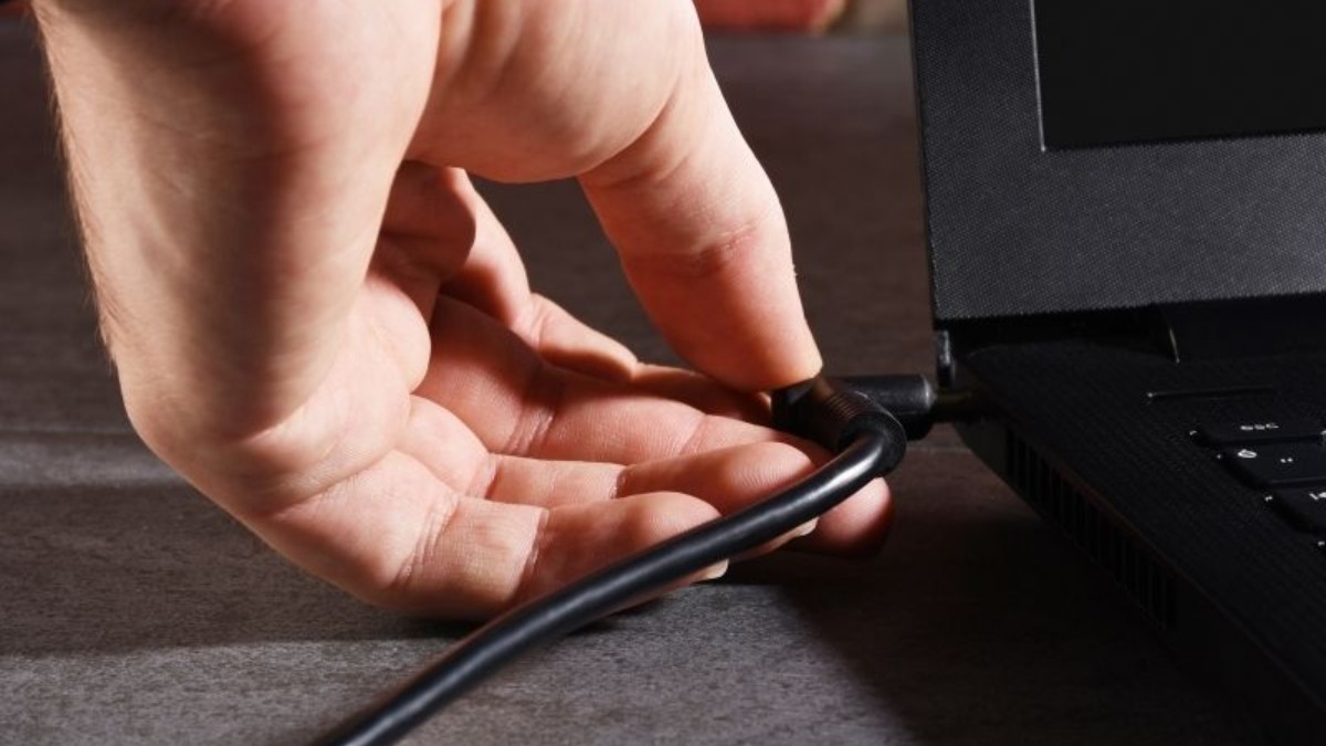 Sửa Laptop bị sọc màn hình do lỗi dây cáp bước 1