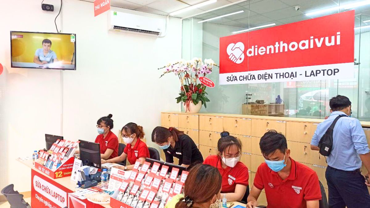 Mang đến trung tâm sửa chữa để khắc phục màn hình Laptop bị ám vàng