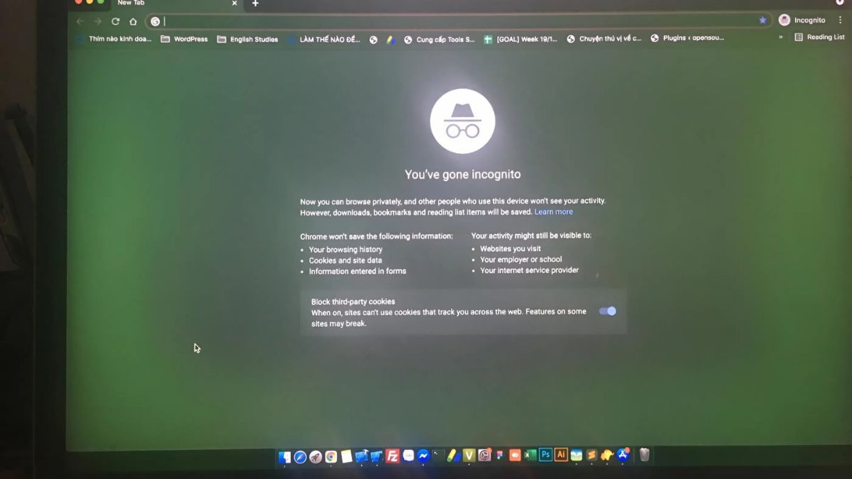 Màn hình MacBook bị ám xanh là gì?
