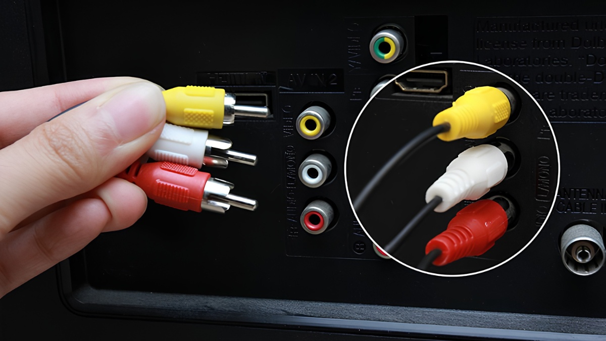 Nguyên nhân khiến màn hình tivi bị màu xanh: Cáp tín hiệu bị hỏng
