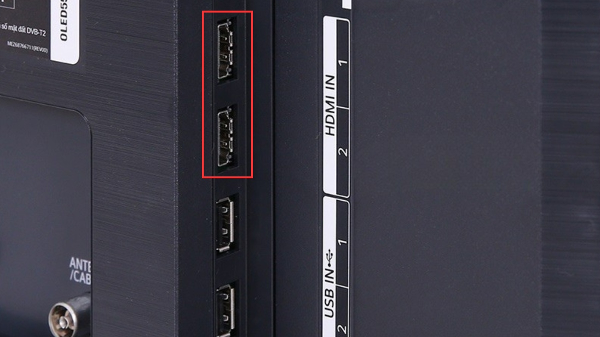 Cách khắc phục màn hình tivi bị màu xanh Rút và cắm lại dây HDMI