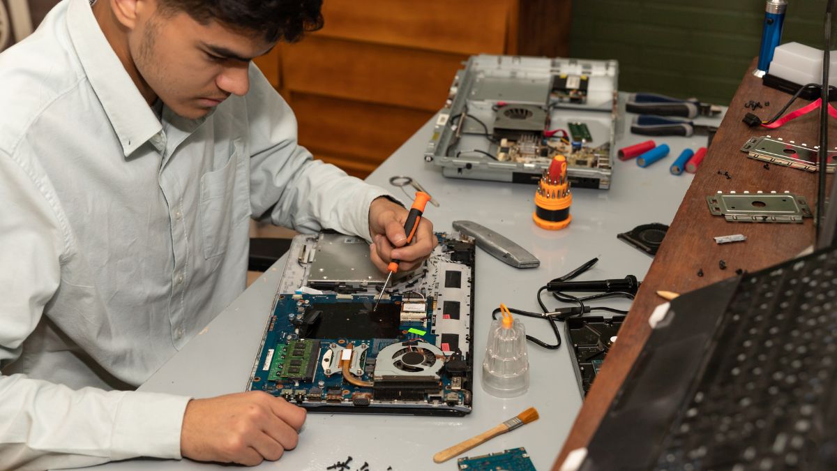 Mang máy đến trung tâm sửa chữa máy tính kêu bíp bíp liên tục