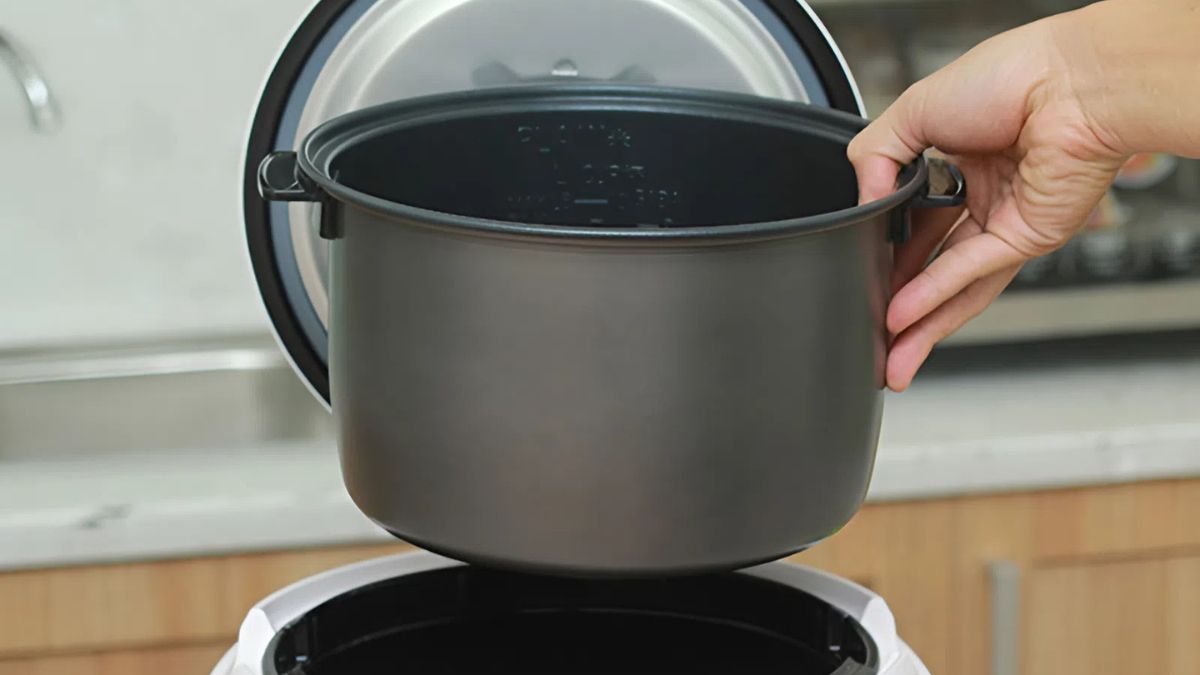 Cách sửa nồi cơm điện bị nhảy sớm: Thay mới lòng nồi