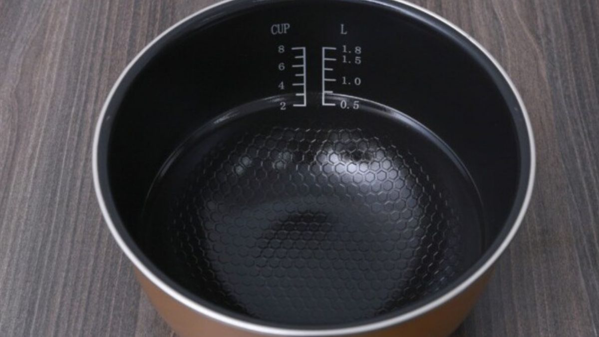 Nồi cơm điện có mấy bộ phận chính?