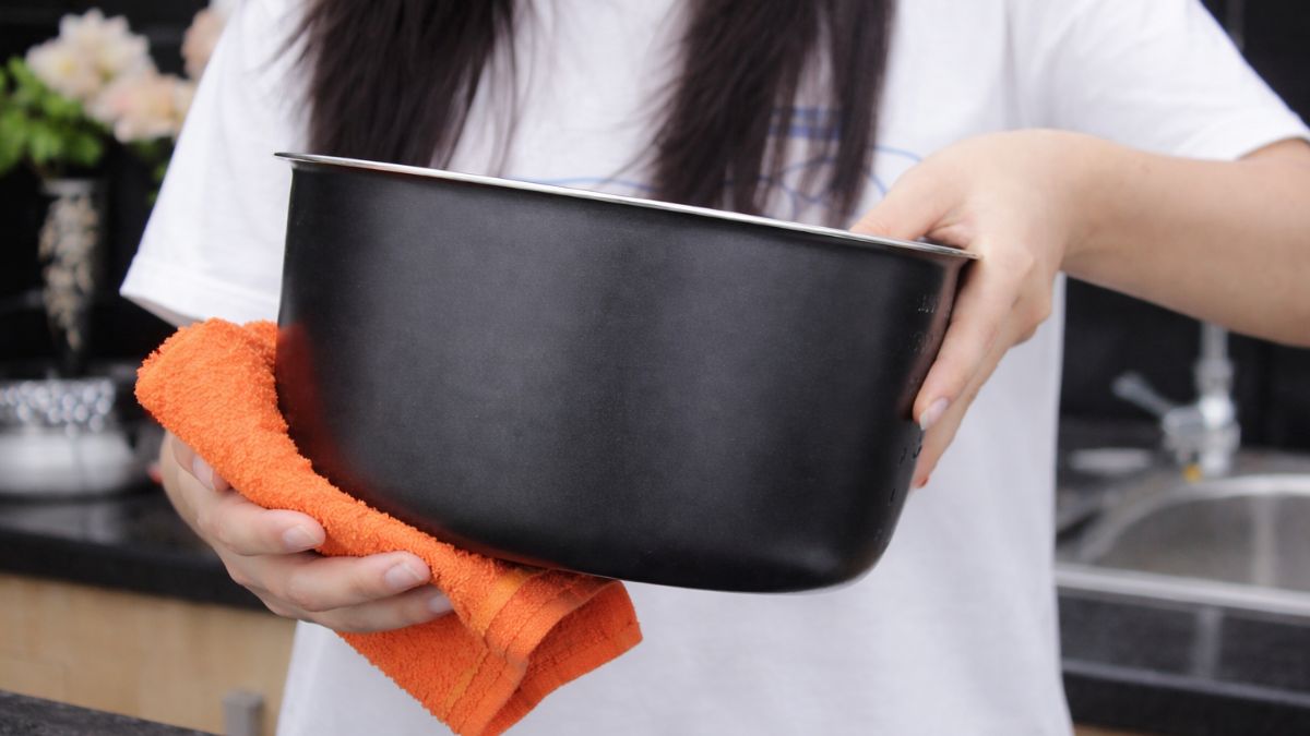 Cách khắc phục nồi cơm điện không nhảy nút: Vệ sinh đáy lòng nồi