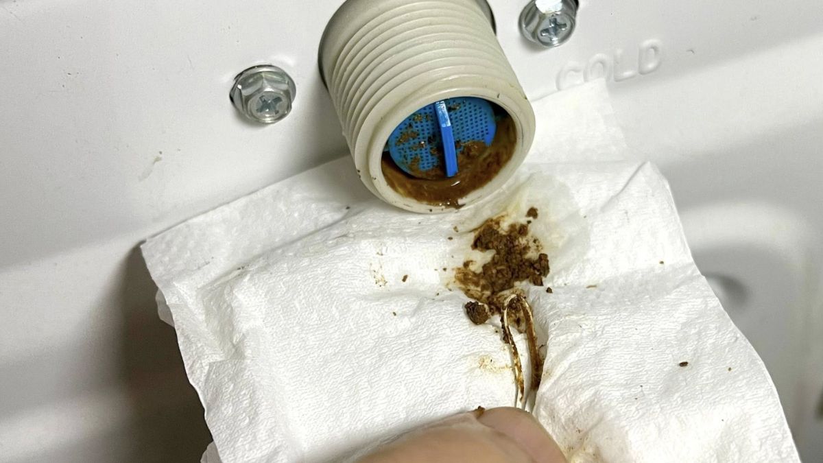 Nguyên nhân nước vào máy giặt yếu: Màng lọc đầu van cấp nước bị bẩn