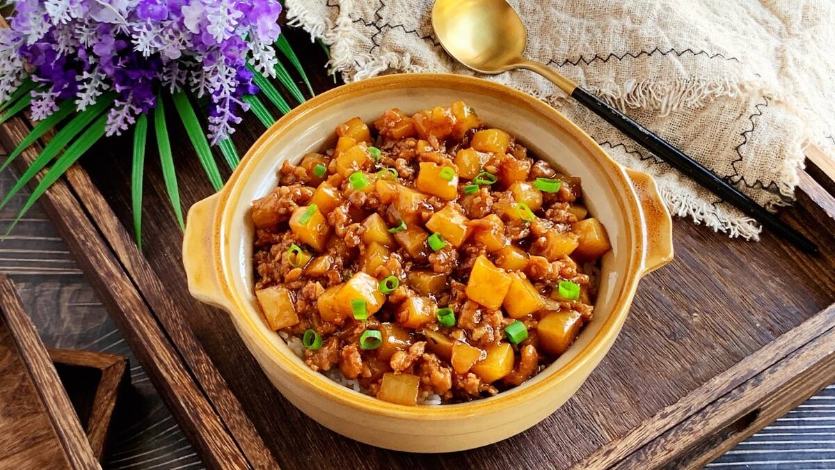 thịt xay làm món gì ngon: Thịt xay xào khoai tây cà chua
