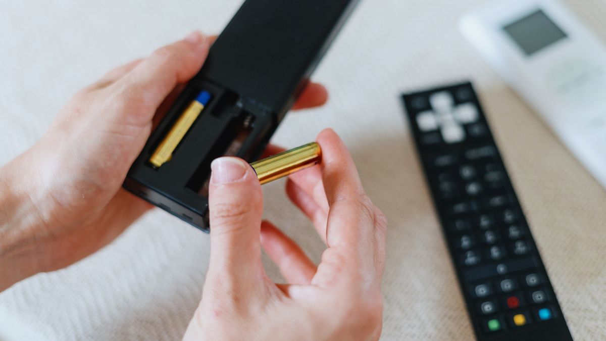 Sửa lỗi tivi Sony không nhận điều khiển do remote: Thay pin