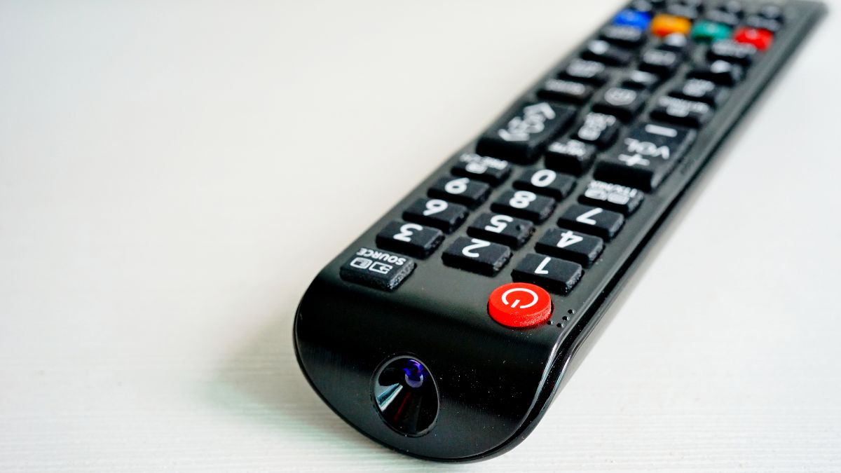 Sửa lỗi tivi Sony không nhận điều khiển do remote: Vệ sinh mắt hồng ngoại