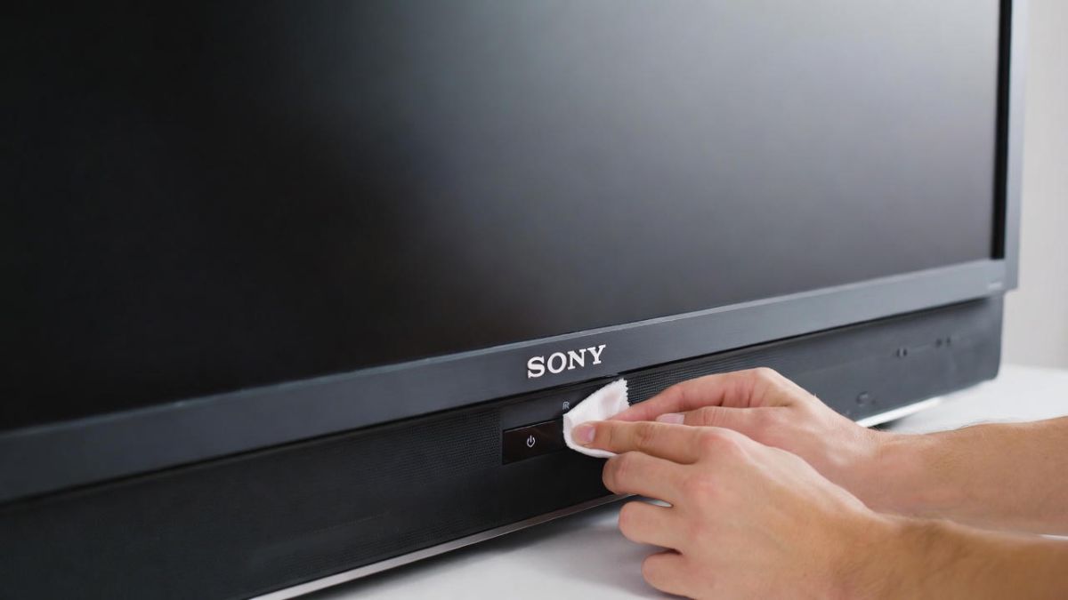 Sửa lỗi tivi Sony không nhận điều khiển do tivi: Vệ sinh đầu thu IR trên tivi