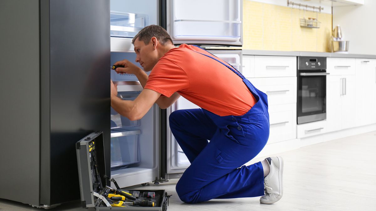 Cách khắc phục tủ lạnh kêu bụp bụp: Gọi thợ khi có dấu hiệu nghiêm trọng