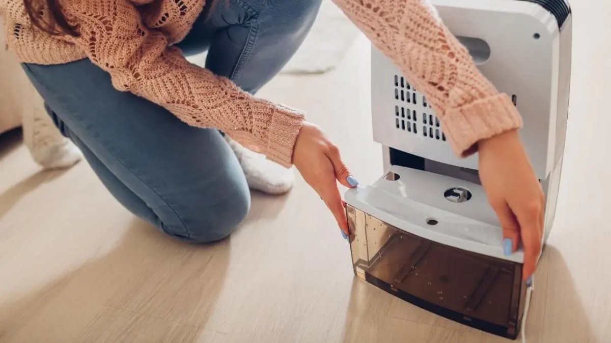 Hướng dẫn vệ sinh máy hút ẩm: bình nước