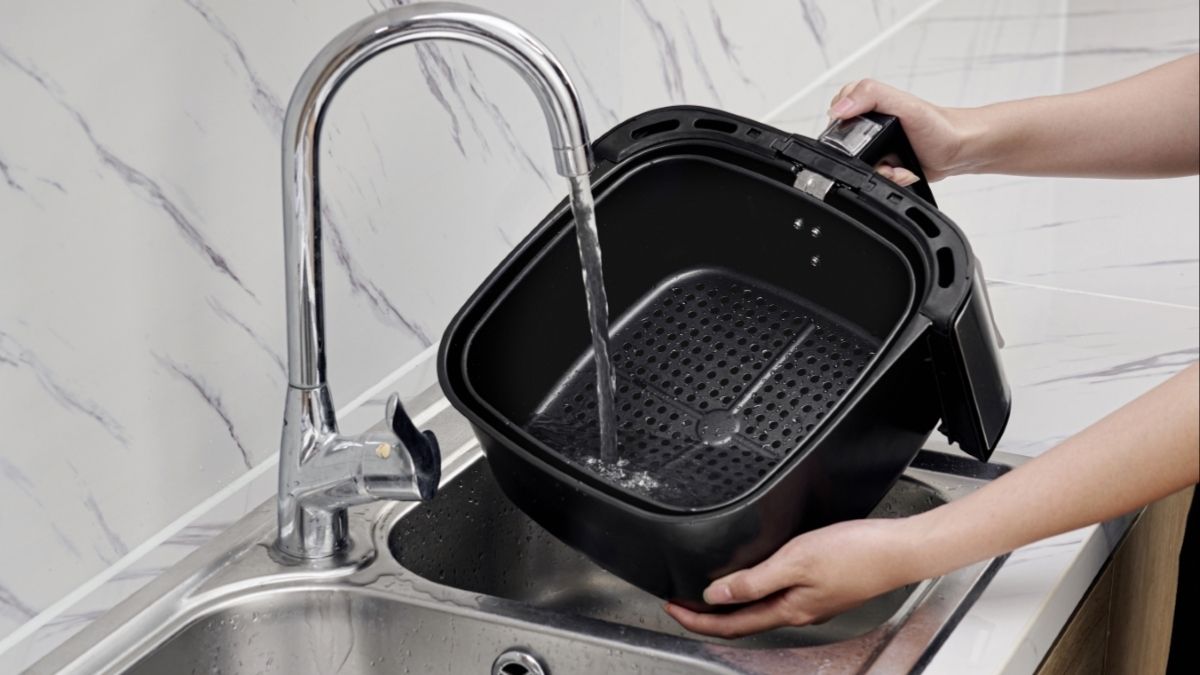 Cách vệ sinh nồi chiên không dầu sau lần sử dụng đầu tiên