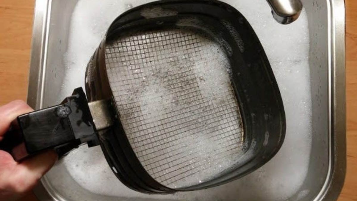 Sai lầm cần tránh khi vệ sinh nồi chiên không dầu mới mua