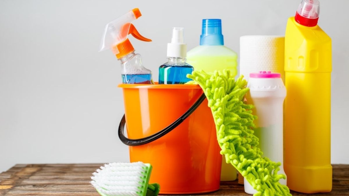 Chuẩn bị dụng cụ trước khi vệ sinh tủ lạnh