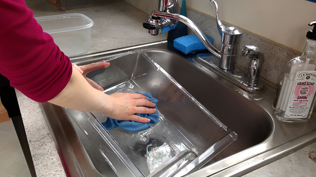 Các bước vệ sinh tủ lạnh đúng cách bước 2