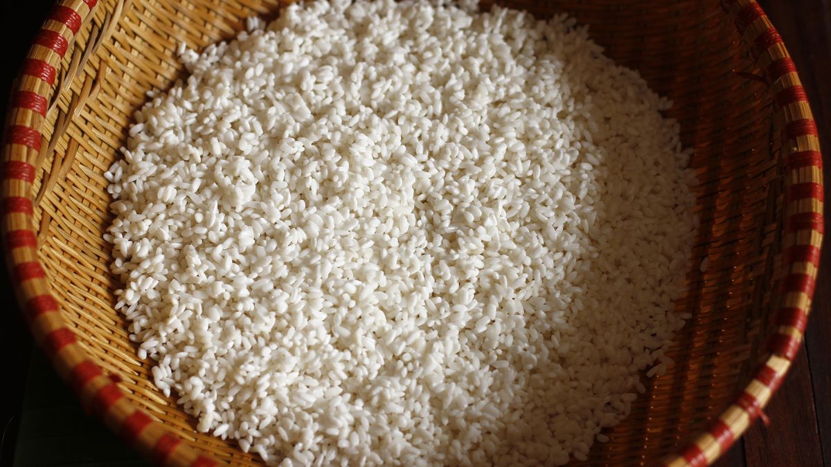 ngâm gạo nếp trước khi nấu xôi hạt sen bằng nồi cơm điện