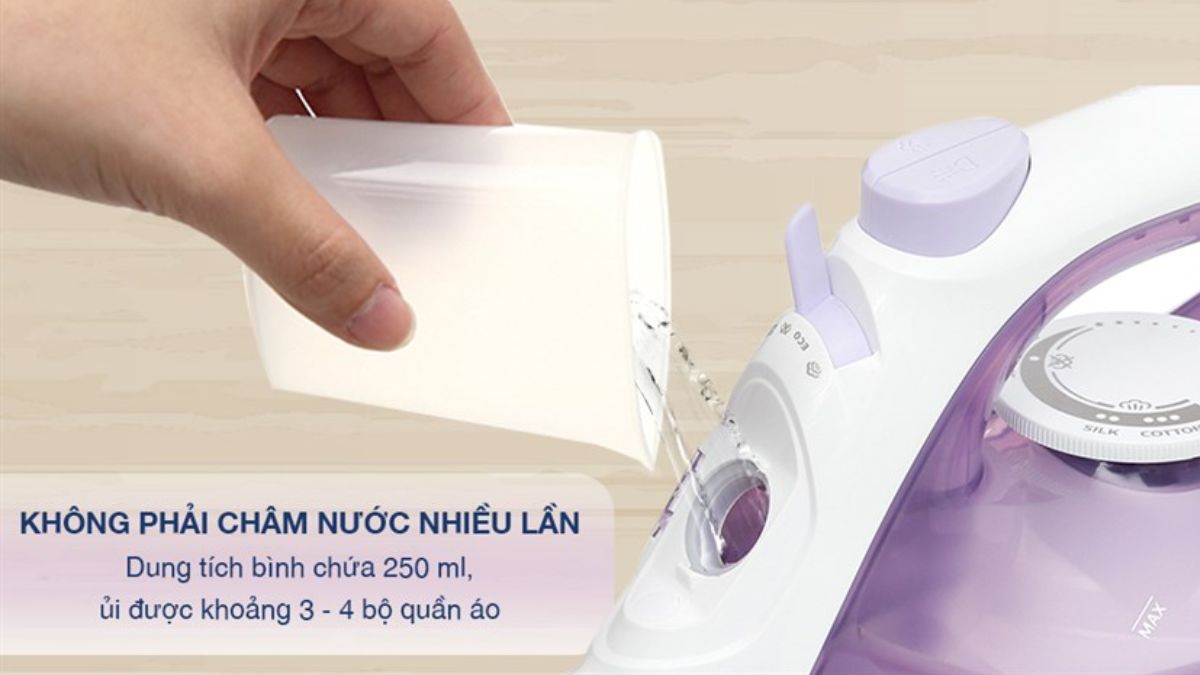 Thêm nước vào bàn ủi