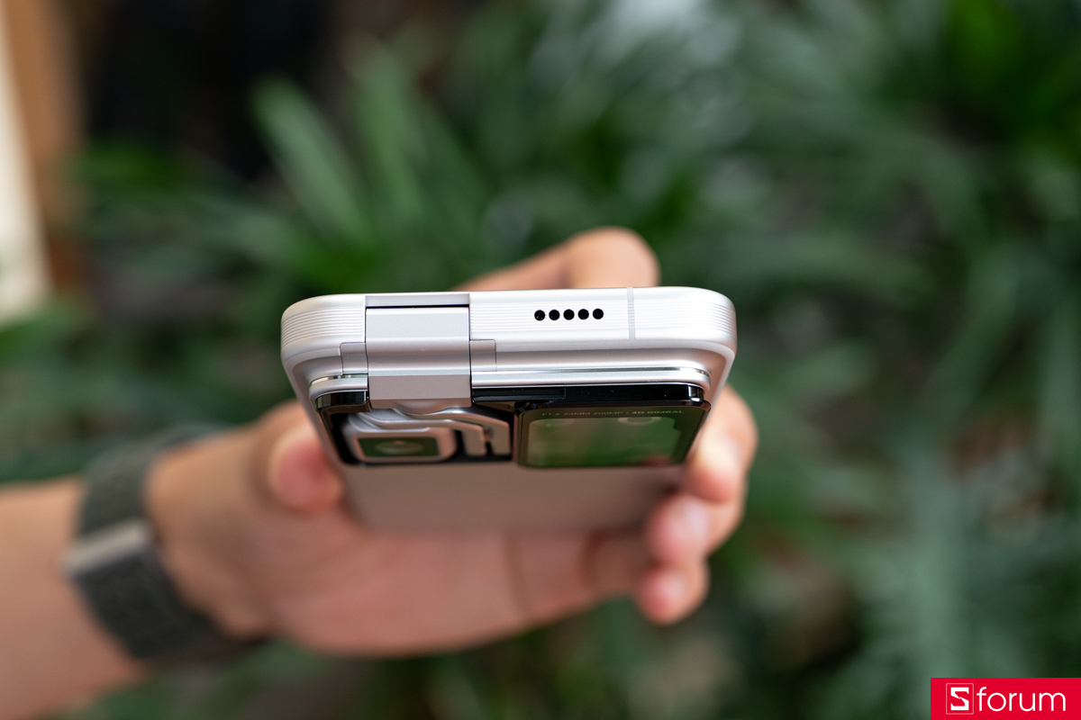 Trên tay HONOR Robot Phone cạnh trên