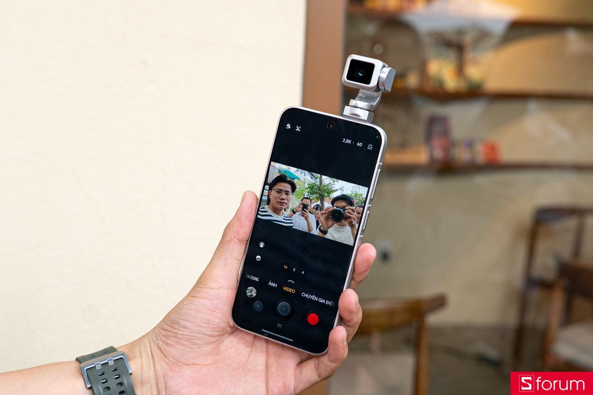 Trên tay HONOR Robot Phone giao diện video