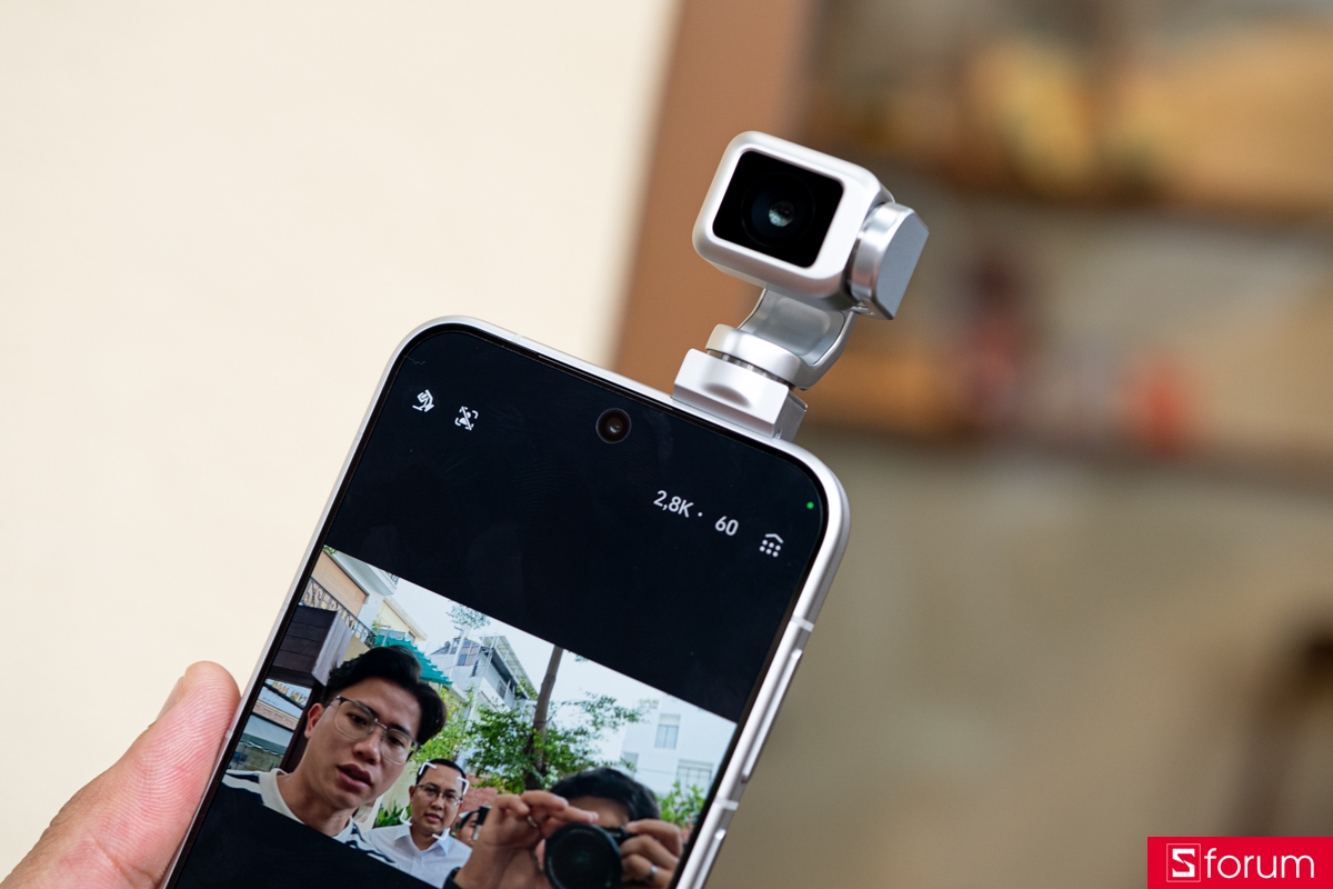 Trên tay HONOR Robot Phone quay video selfie