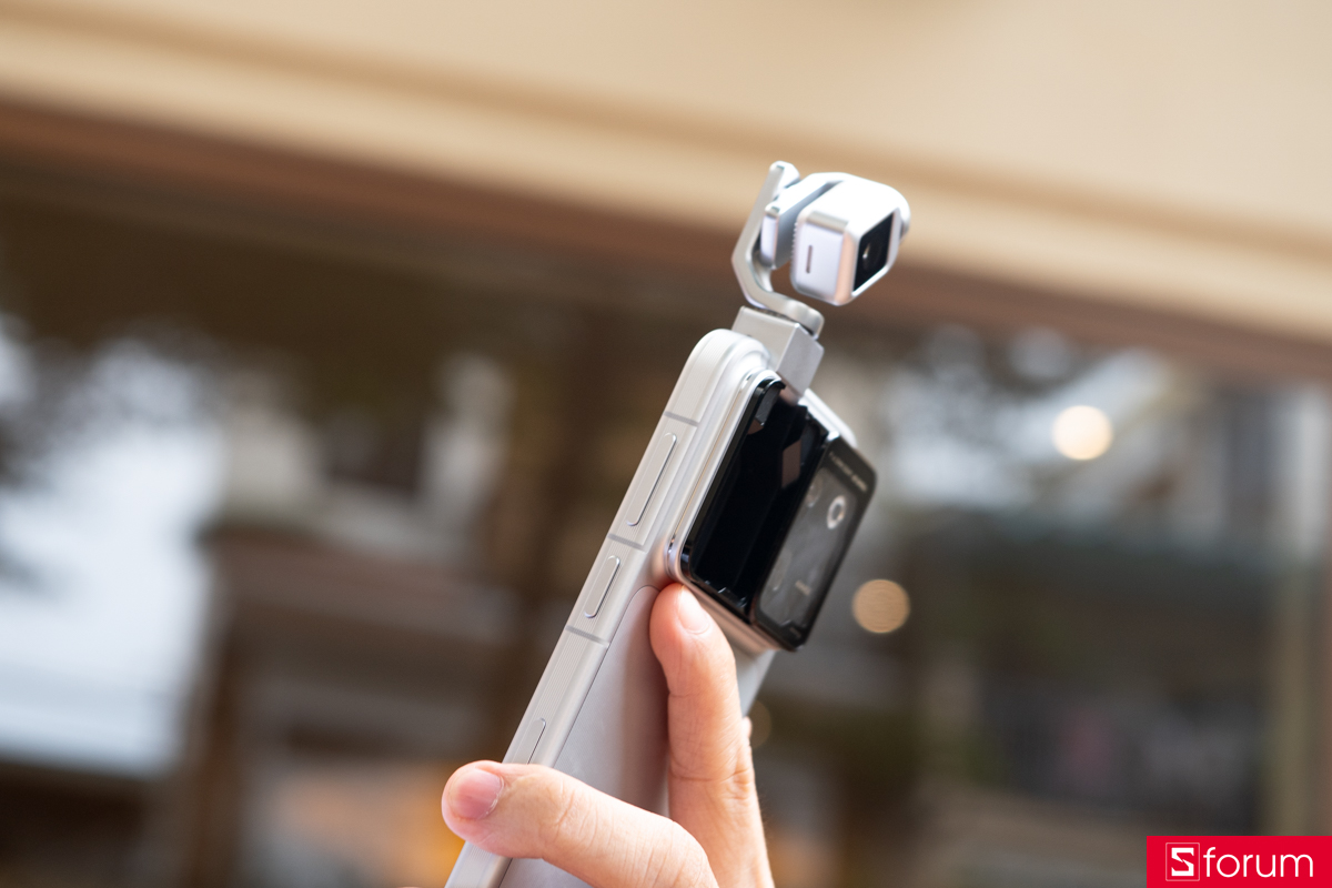 Trên tay HONOR Robot Phone góc trên