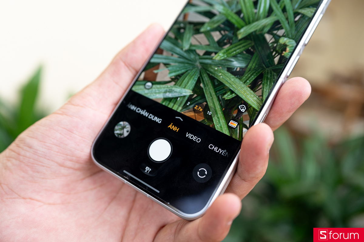 Trên tay HONOR Robot Phone nút chụp và nút khởi động camera gimbal