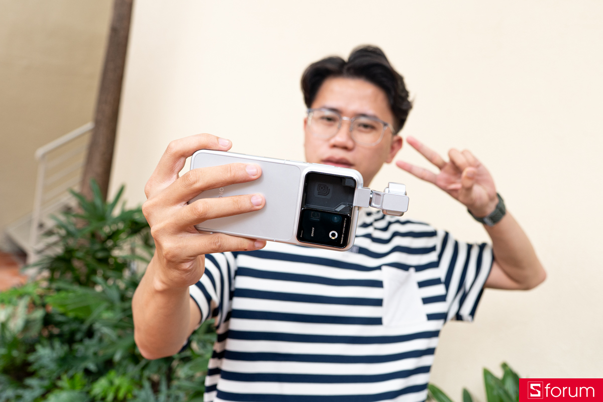 Trên tay HONOR Robot Phone chụp selfie