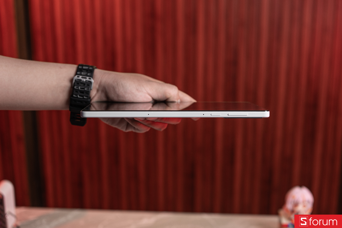 Trên tay Lenovo Legion Tab Gen 3 cạnh bên