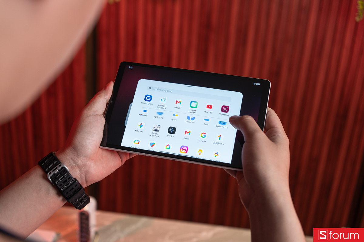 Trên tay Lenovo Legion Tab Gen 3 cầm nắm