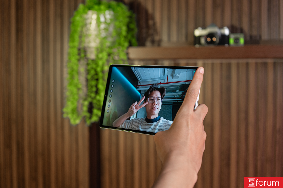 Trên tay Lenovo Legion Tab Gen 3 selfie